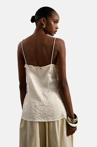 Ecru mouwloze blouse van TOPSHOP met gekreukelde textuur, kanten rand en spaghettibandjes, achterkant.