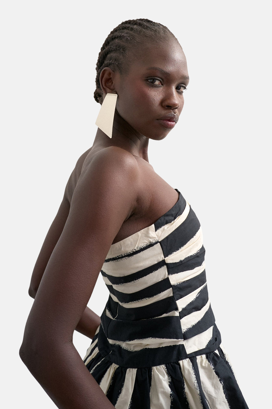 Blouse bustier noir et crème de TOPSHOP avec rayures irrégulières et taille plissée, vue de profil.