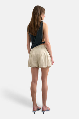 Ecru short van TOPSHOP met plooien en een wijde pasvorm, van achteren gezien.