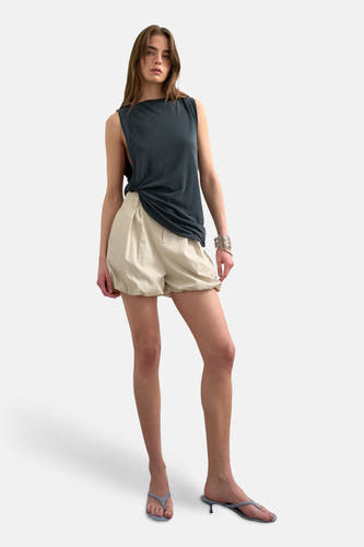 Ecru short van TOPSHOP met plooien en ruime pijpen, gedragen met donkergrijs topje en grijze sandalen.