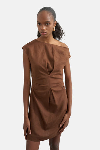 Bruin mini-jurkje met korte mouwen van TOPSHOP, met off-shoulder halslijn, gedrapeerde plooien en gouden oorbellen.