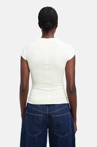 Gele korte mouwen t-shirt van TOPSHOP, rugzijde, met witte mouwen en strakke pasvorm, gedragen met donkerblauwe jeans