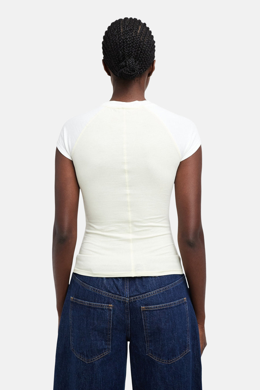 Gele korte mouwen t-shirt van TOPSHOP, rugzijde, met witte mouwen en strakke pasvorm, gedragen met donkerblauwe jeans