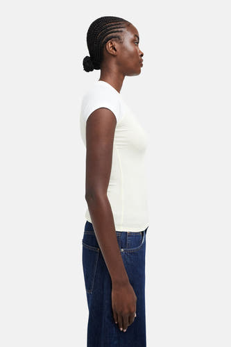 Gele korte mouwen t-shirt van TOPSHOP, zijprofiel, strakke pasvorm, gedragen met donkerblauwe jeans