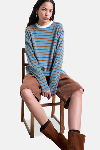 T-shirt bleu à rayures et à manches longues de TOPSHOP, avec bras croisés et col blanc.
