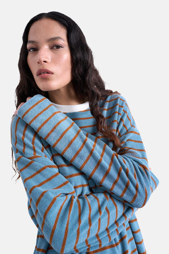 Blauw gestreept T-shirt met lange mouwen van TOPSHOP, met gekruiste armen en een witte kraag.
