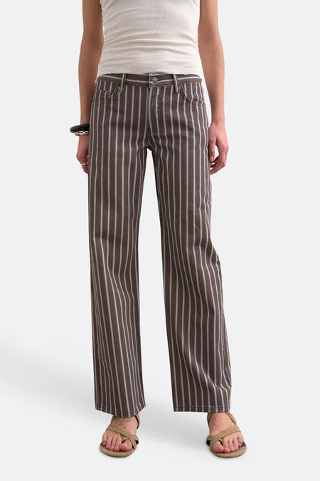 Pantalon rayé marron de TOPSHOP, porté par un mannequin avec un débardeur crème et des sandales.