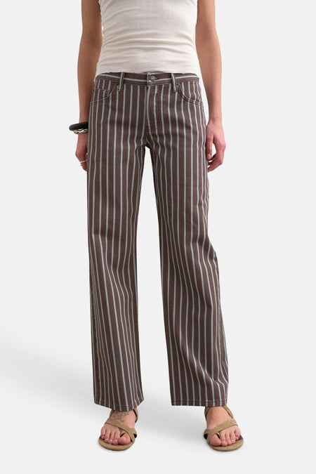 Pantalon rayé marron de TOPSHOP, porté par un mannequin avec un débardeur crème et des sandales.