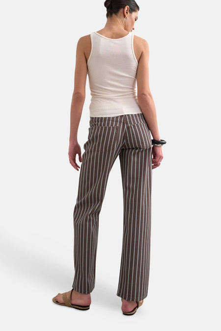 Bruine broek van TOPSHOP met verticale witte strepen, zichtbaar op de achterkant van een model met gebroken witte tanktop en sandalen.