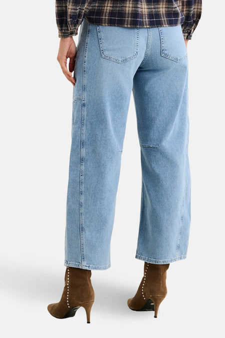 Mid blue denim jeans special fit van MAC, gezien van achteren met bruine laarsjes.