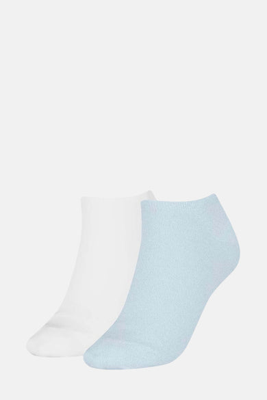 Blauwe sokken van TOMMY JEANS, met een witte sok op de achtergrond.
