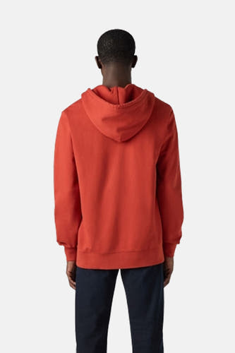 Rode sweater met kap van Levi's, gezien van achteren, met donkerblauwe broek.