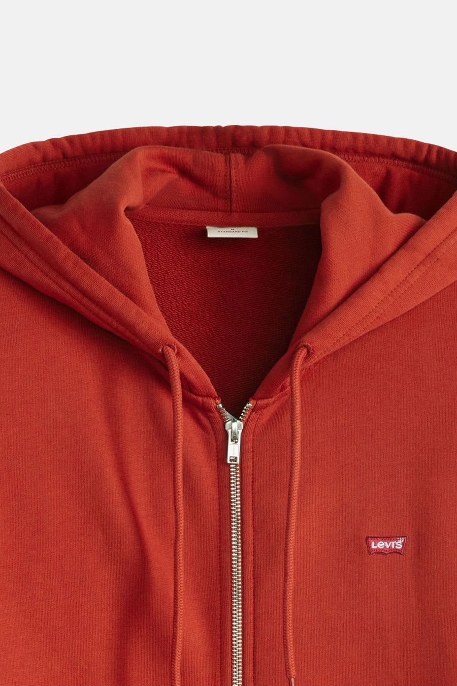 Rode sweater met kap van Levi's, met lange zilveren rits en klein merklogo op de borst.