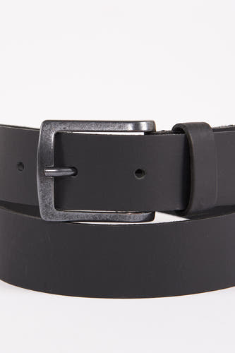 Zwarte riem van Petrol Industries met een zilverkleurige gesp en stiksels.