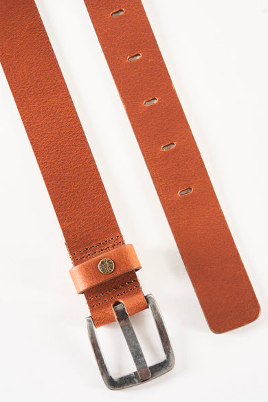 Bruine leren riem van Petrol Industries, met zilverkleurige gesp en decoratieve stiksels.
