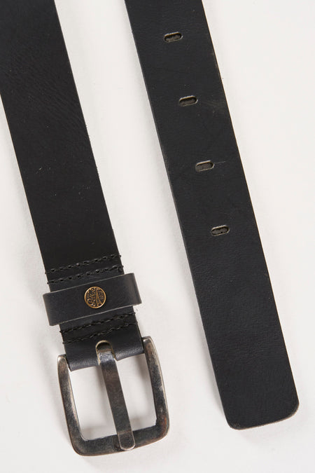 Zwarte riem van Petrol Industries, met zilverkleurige gesp en decoratieve stiksels.
