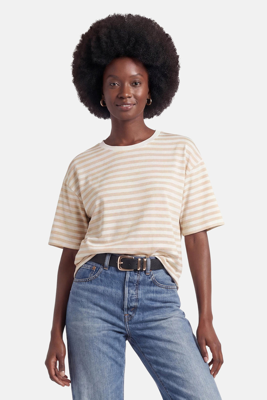 Gestreepte T-shirt in beige en wit van Terra di Siena met relaxte pasvorm, gedragen door een model met spijkerbroek.