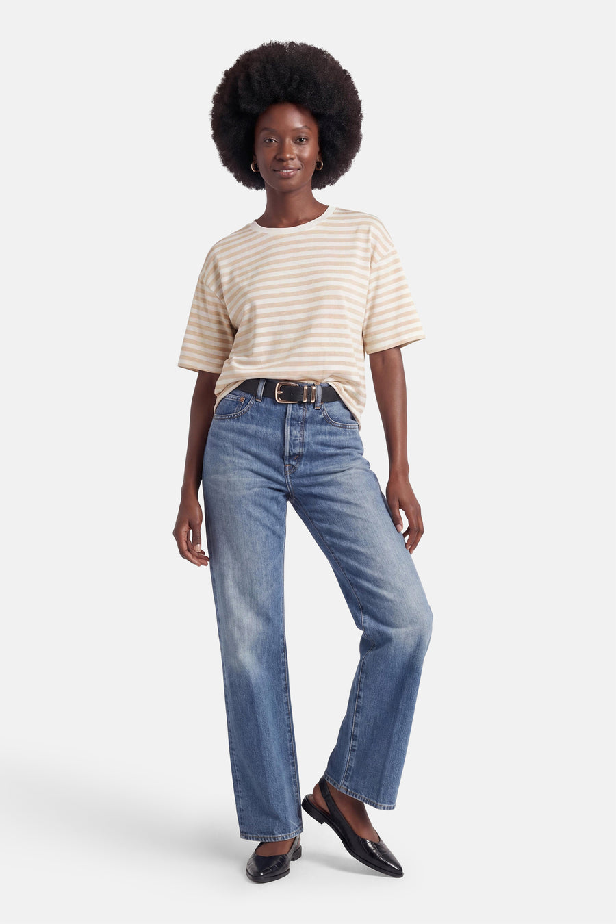 Beige en wit gestreept T-shirt van Terra di Siena met korte mouwen, gedragen door een model met een jeans.