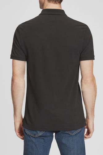 Zwarte polo met korte mouwen van Levi's, achterkant gezien, gedragen met een blauwe jeans.