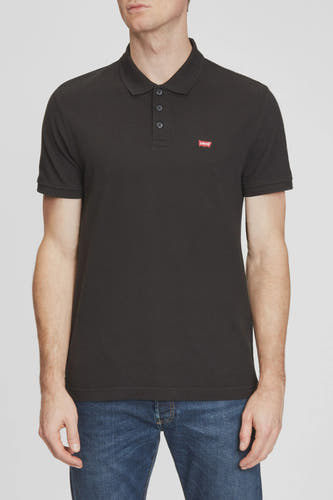 Zwarte Levi's polo shirt met spijkerbroek, vooraanzicht.