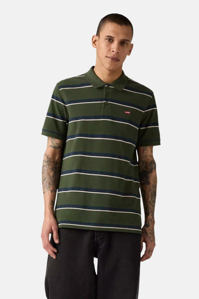 Polo vert de Levi's® à manches courtes avec des rayures blanches et bleu marine, porté avec un pantalon noir.