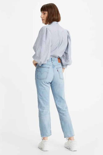 Lichtblauwe straight jeans van Levi's, met een hoge taille en een cropped lengte, gezien van achteren.