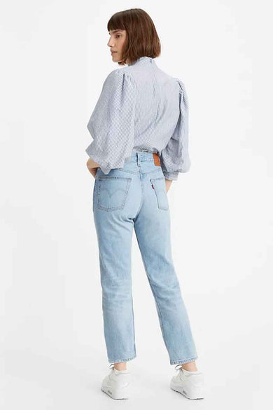 Lichtblauwe straight jeans van Levi's, met een hoge taille en een cropped lengte, gezien van achteren.