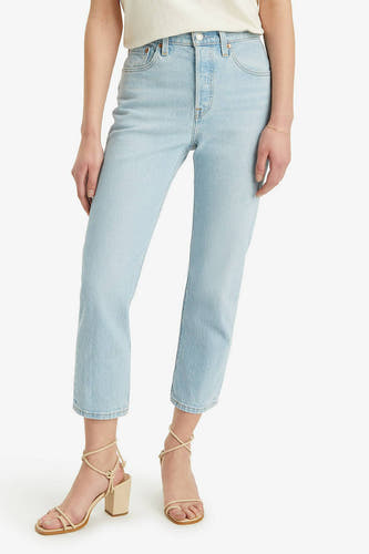 Lichtblauwe straight jeans van Levi's, gecombineerd met sandalen met bandjes.