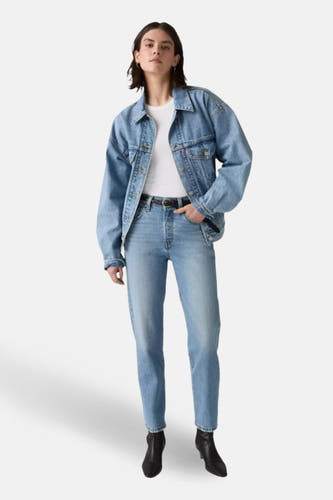 Lichtblauwe denim straight jeans van Levi's, gecombineerd met een wit shirt, denim jack en zwarte laarzen.
