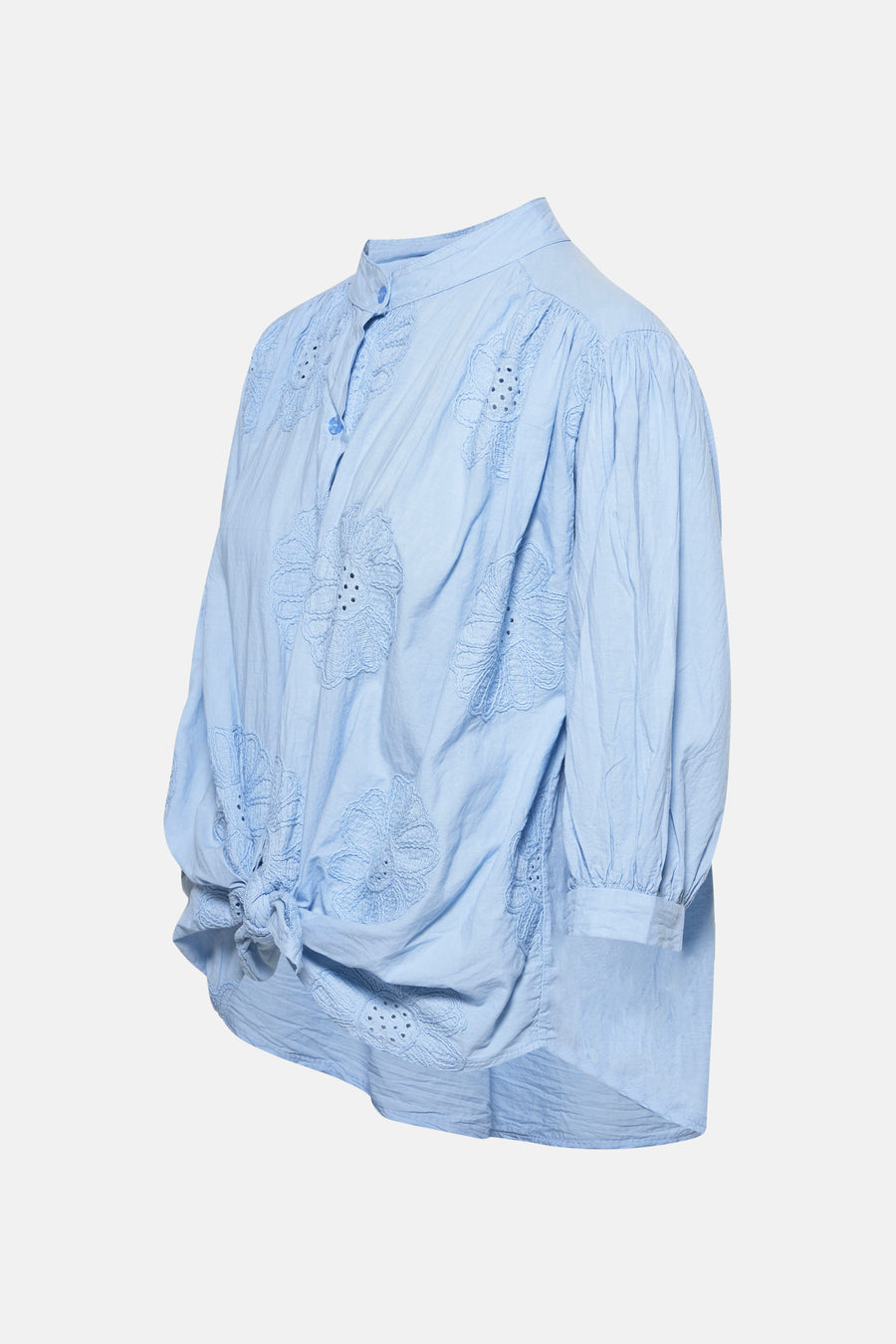 Blauw hemd met lange mouwen van Terra di Siena, met bloemenborduursel en een knoopdetail.
