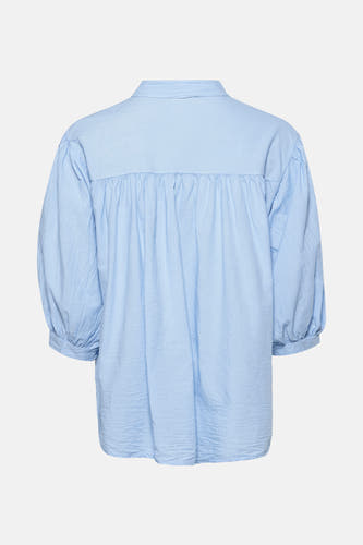Blauw hemd met lange mouwen van Terra di Siena, met een gekreukte textuur en plooien op de rug.
