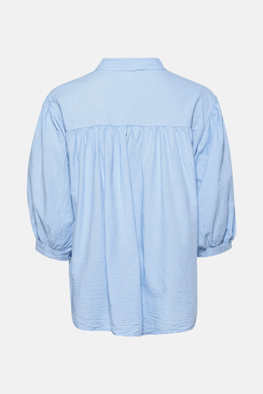 Blauw hemd met lange mouwen van Terra di Siena, met een gekreukte textuur en plooien op de rug.
