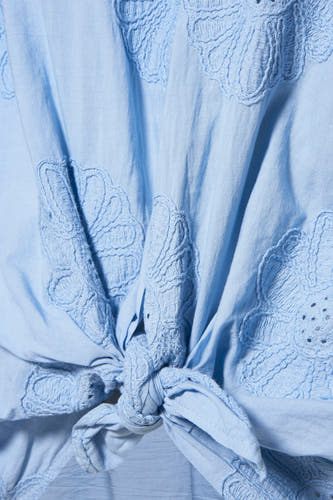 Blauw overhemd met lange mouwen van Terra di Siena, met geborduurde bloempatronen en knoopdetail.
