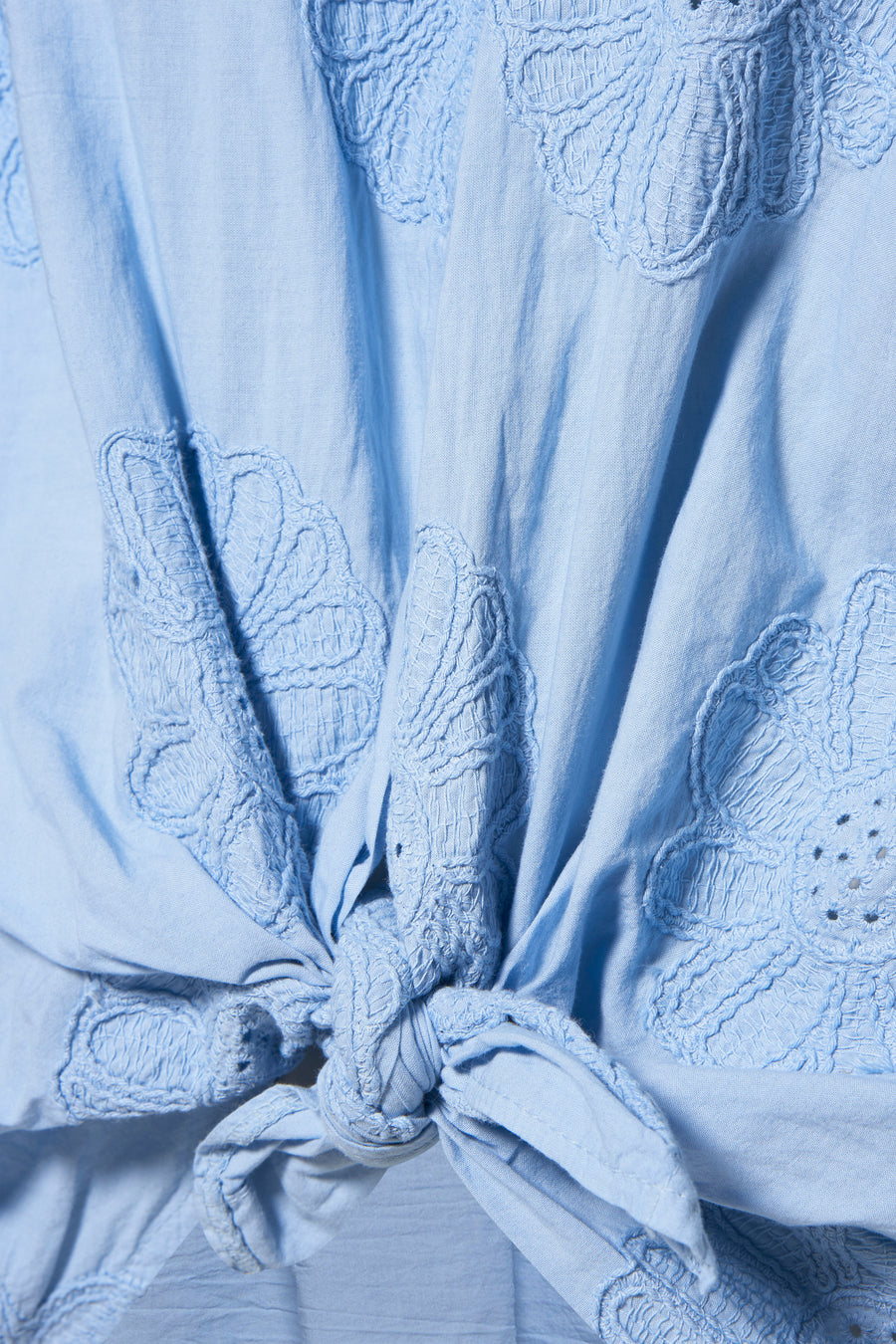 Blauw overhemd met lange mouwen van Terra di Siena, met geborduurde bloempatronen en knoopdetail.
