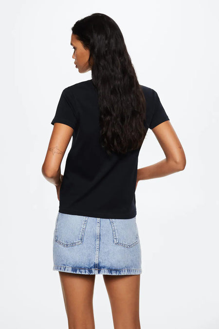 Zwart korte mouwen T-shirt van MANGO, achterzijde weergegeven, gladde stof, model draagt lichtblauwe denim rokje