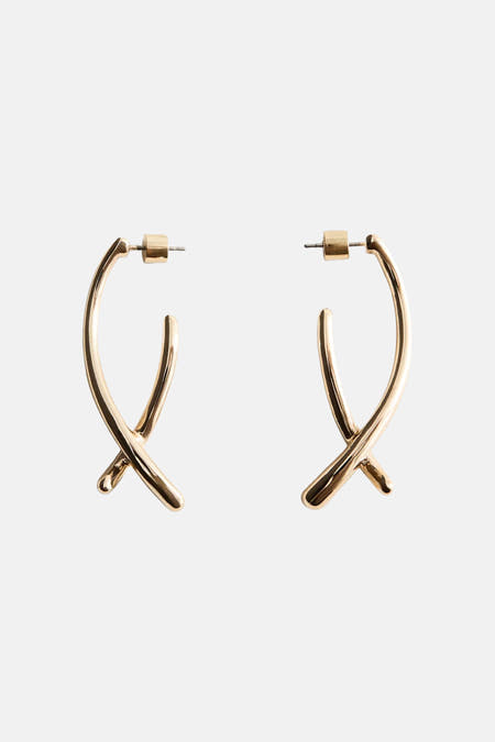 Gouden kruisvormige oorringen van MANGO, glanzend metaal, minimalistisch design, front view