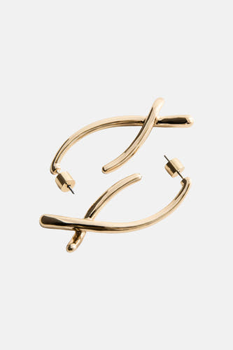 Gouden oorringen van MANGO met gekruiste, glanzende metalen bogen in minimalistisch design