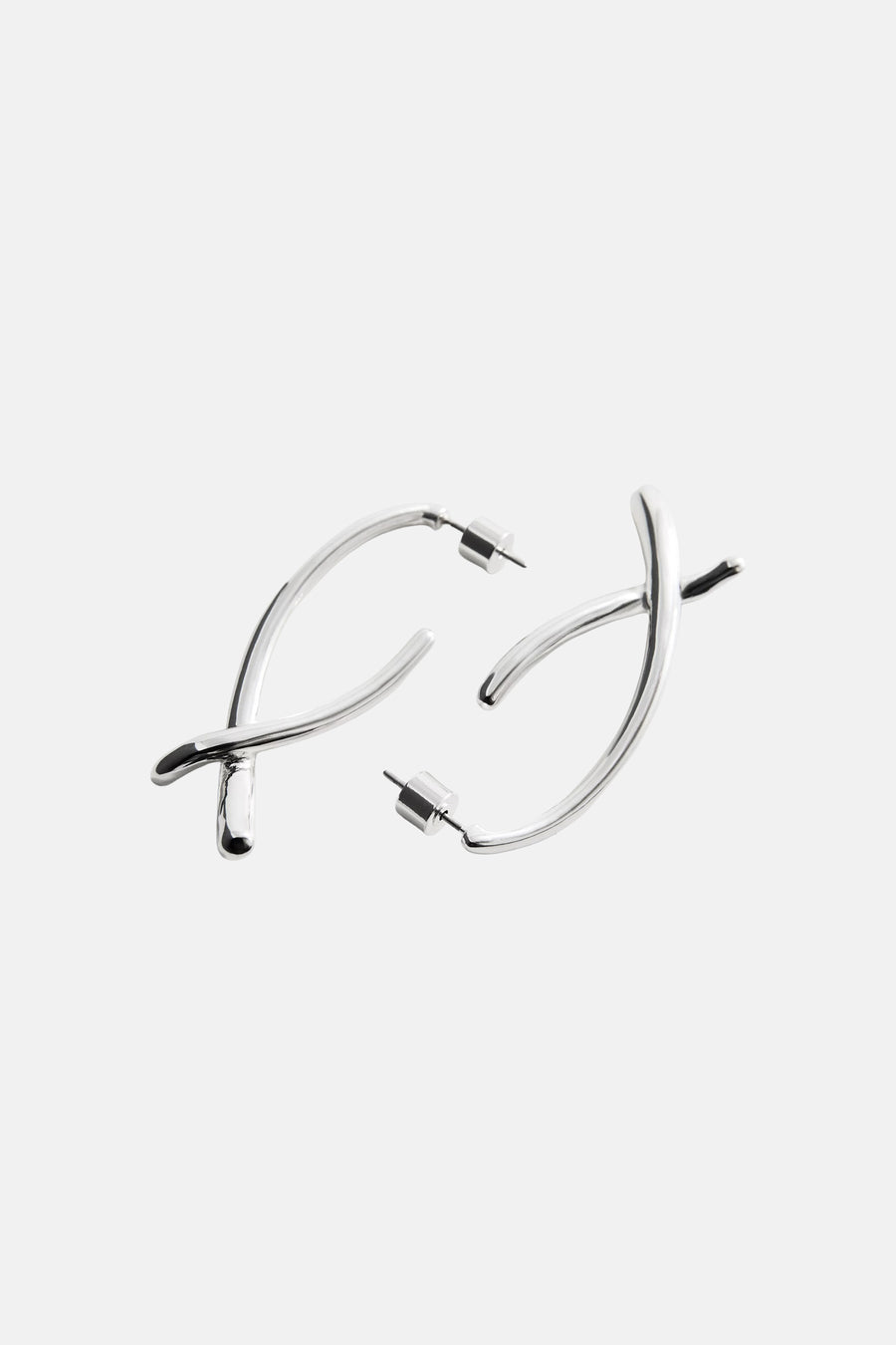 Zilveren oorringen met gekruiste design van MANGO, glanzend metaal, minimalistisch en modern uitgevoerd