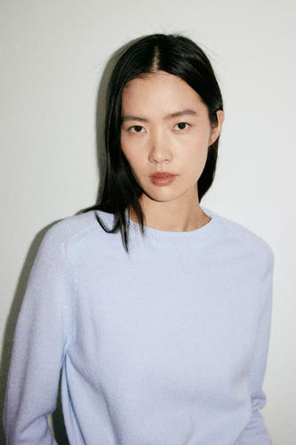 Lichtblauwe ronde hals trui van MANGO, fijn gebreid, comfortabele pasvorm, model vooraanzicht