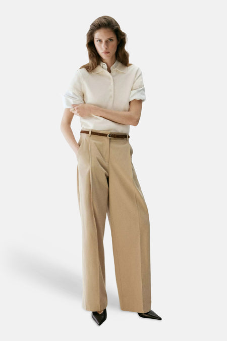 Ecru korte mouwen pull van MANGO, met kraag en knopen, gedragen met beige broek en bruine riem, front view