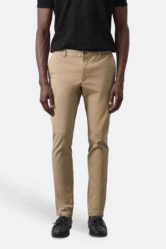 Beige chino broek van MANGO, slanke pasvorm, voorzijde weergave, gedragen met zwart shirt en zwarte schoenen