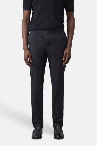 Blauwe chino's van MANGO, strakke pasvorm, gladde stof, front view, model draagt donkere trui en zwarte loafers