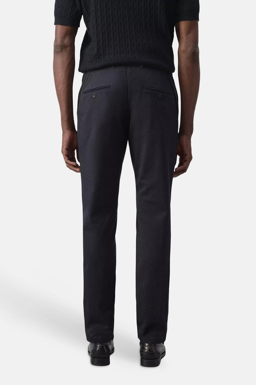 Blauwe chino's van MANGO, achterkant weergegeven met knopen op de zakken, gestreepte stof, strakke pasvorm