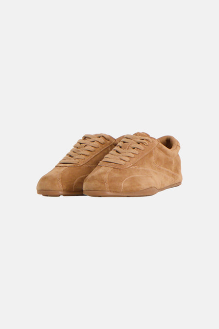 Bruine suede sneakers van MANGO, met veters en lage zool, front view op witte achtergrond