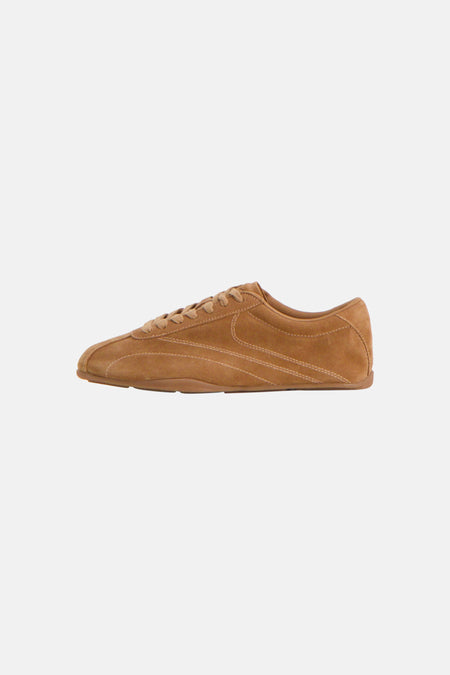 Bruine suede sneakers van MANGO met witte naden en lage zool, zijprofiel weergave