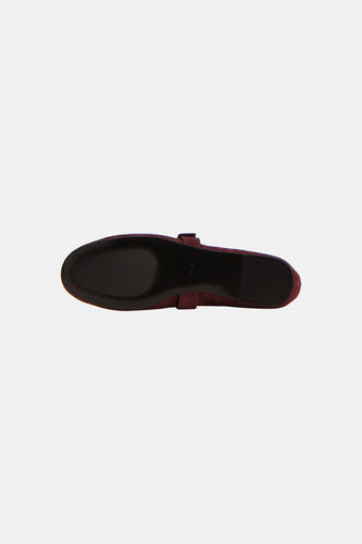 Bordeaux ballerina van MANGO, onderzijde met zwarte zool en ritsdetail, fluwelen textuur