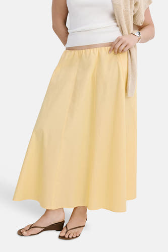 Gele casual rok van MANGO, met elastische taille en vloeiende A-linie, gedragen met wit topje en bruine sandalen, front view