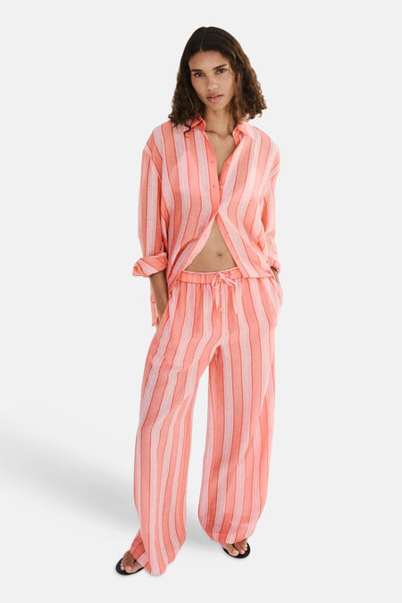 Multicolor gestreepte blouse met lange mouwen van MANGO, losse pasvorm, geknoopt voor, model in lifestyle pose met bijpassende broek