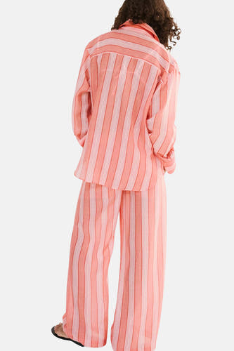 Roze gestreepte blouse met lange mouwen van MANGO, achterzijde, losse pasvorm, bijpassende broek, model met krullend haar