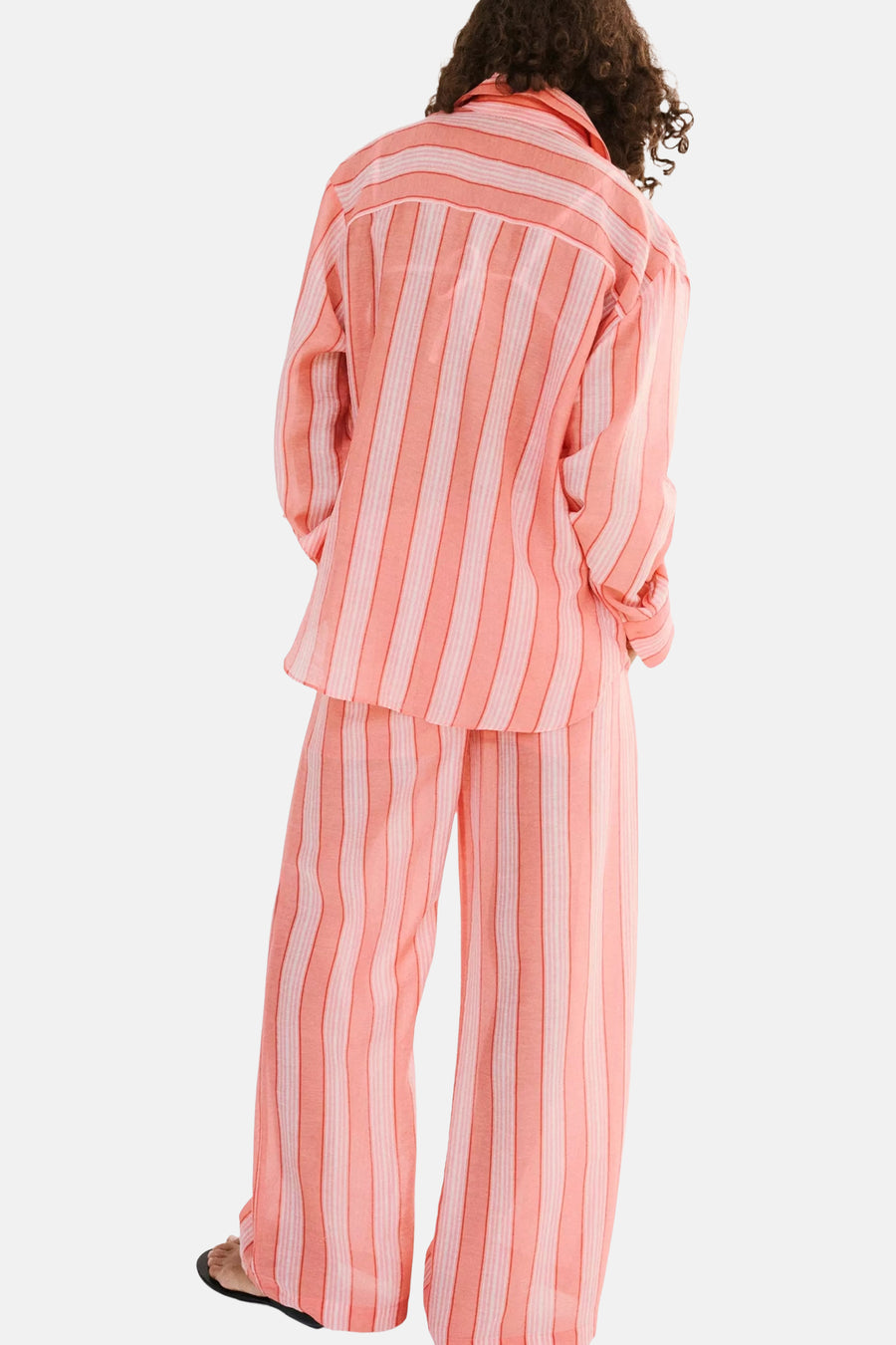 Roze gestreepte blouse met lange mouwen van MANGO, achterzijde, losse pasvorm, bijpassende broek, model met krullend haar